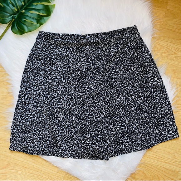 🌈 3/$25 Floral Black & White Skort - Picture 1 of 6